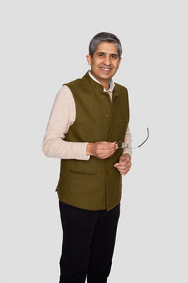 Varun Bijlani يتخذ وضعية للكاميرا.