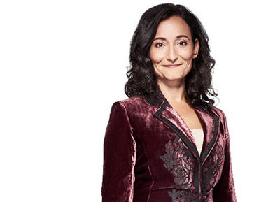 Phaedra Boinodiris، موظفة في IBM، وهي مبتسمة