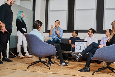 مجموعة من الأشخاص مجتمعين في غرفة