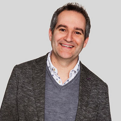 Matt Candy، موظف في IBM، وهو مبتسم