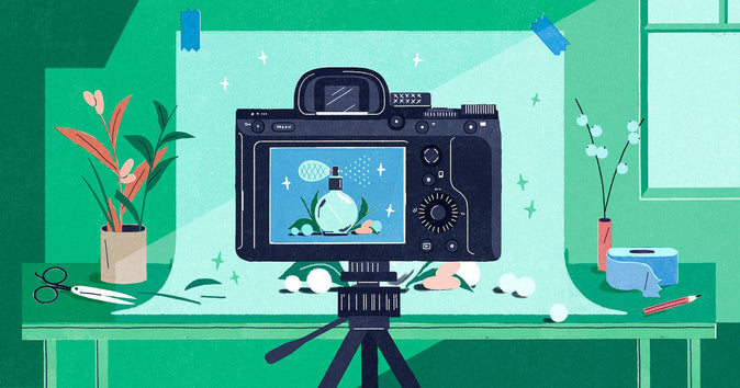 Masă pe care se află plante, o foarfecă și un ecran care reprezintă fotografia de produs.