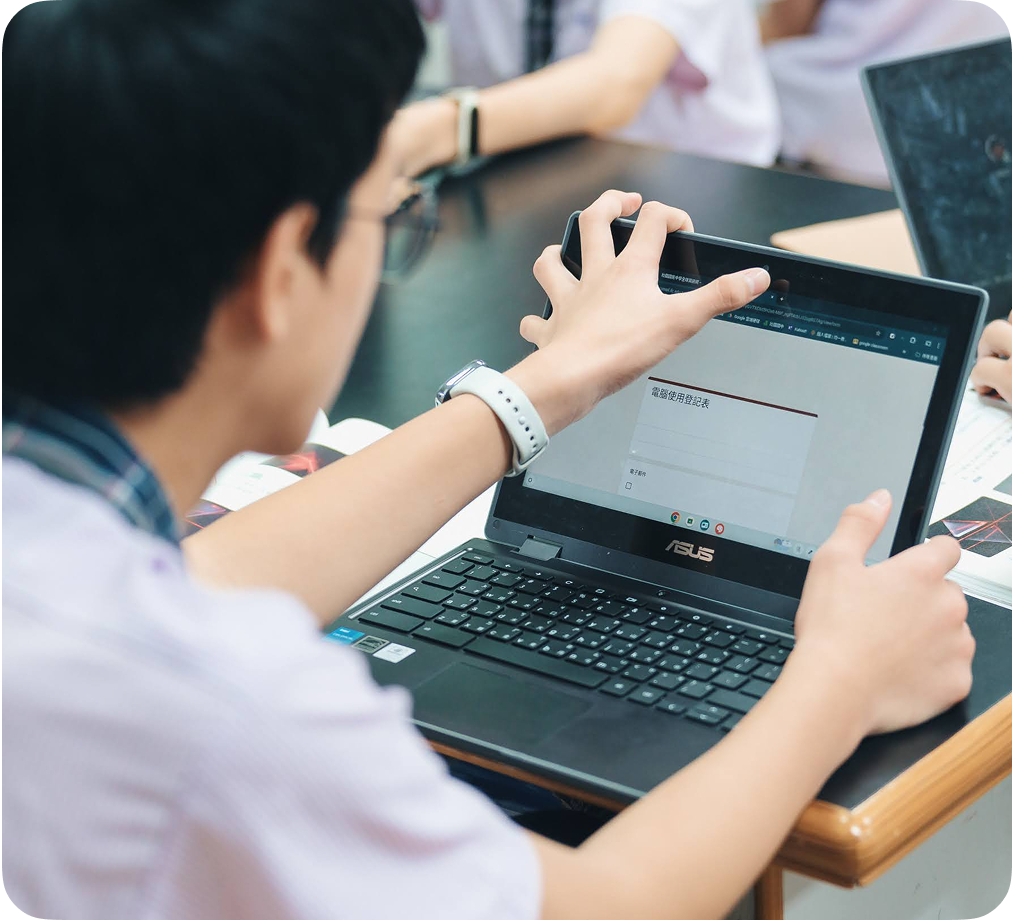 以越肩視角呈現大學生使用 Chromebook 裝置的觸控螢幕。