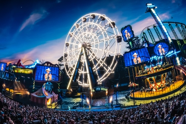 Chesney raved to fans about the 17,600-seat venue during the final show of his residency this June in hinting that he’d be back.