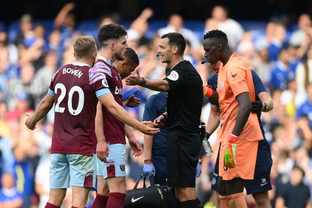 <p>El oficial del VAR Jarred Gillett le pidió al árbitro Andrew Madley que consultara el monitor de cancha en Stamford Bridge</p>