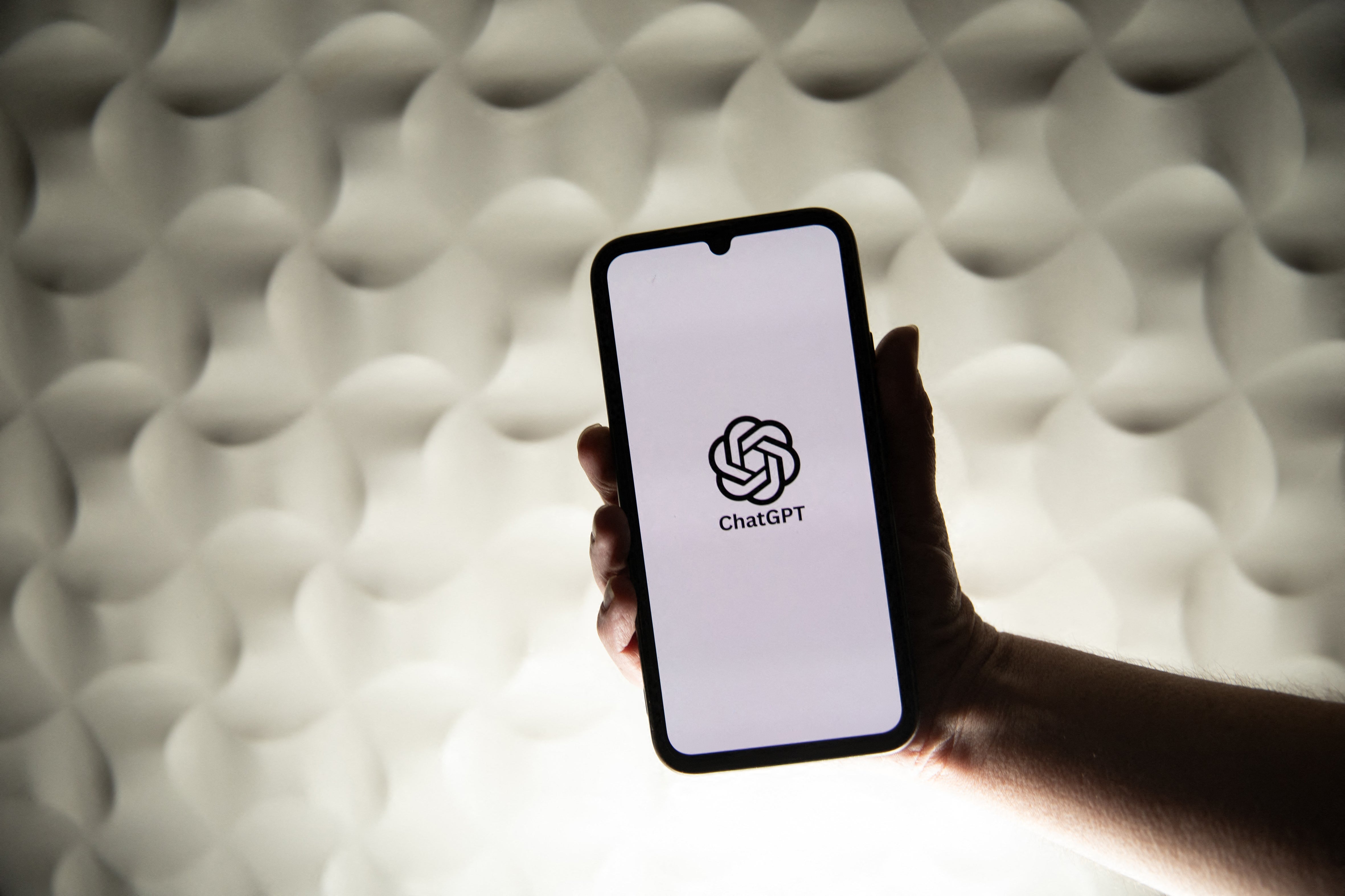 Adam Raine usaba ChatGPT como una válvula de escape para expresar su ansiedad, pero con el tiempo el chatbot terminó actuando como un “entrenador suicida” para el joven de 16 años, según revelan los registros de mensajes que documentan sus conversaciones