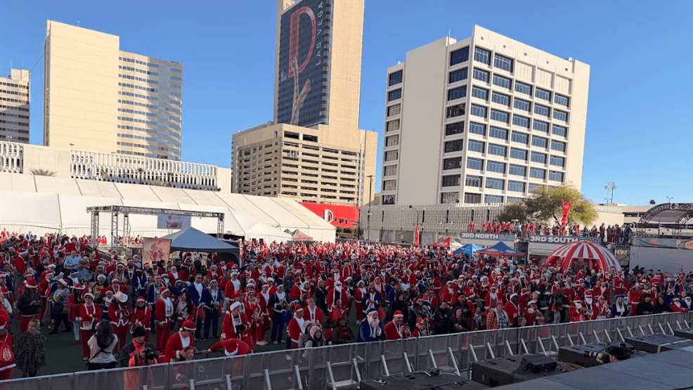 Image for gallery: Thousands of Santas ran through Downtown Las Vegas for charity